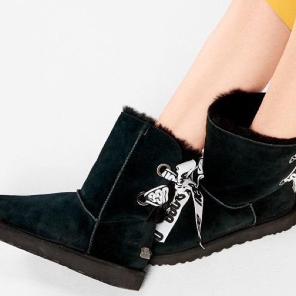 Ugg customizable bailey bow short size 9